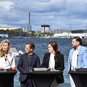 Arkivbild från Varberg i augusti: Statsminister Ulf Kristersson (M), energi- och näringsminister Ebba Busch (KD), utbildnings- och integrationsminister Simona Mohamsson (L), finansminister Elisabeth Svantesson (SD) och Jimmie Åkesson (SD) under en pressträff med anledning av Vattenfalls besked.