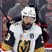Här får Vegasstjärnan Brayden McNabb en puck i ansiktet.