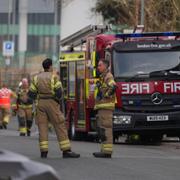 Brandmän utanför Heathrow.