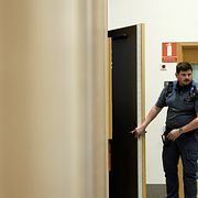 Ordningsvakt i Nacka tingsrätt under häktningsförhandlingen mot mannen som misstänks för mordet i skärgården.
