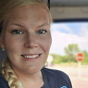 Frida längst till vänster, bild på den skadade bilen i mitten och Fridas skadade arm till höger.