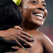 Jamaicas Shelly-Ann Fraser-Pryce kramar om Elaine Thompson efter målgång den 13 augusti 2016.