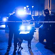 Polis vid avspärrningar efter mordet i Malmö.