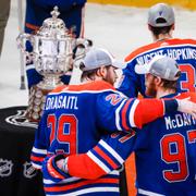 Edmontons stjärnor Connor McDavid och Leon Draisaitl firar segern i den västra konferensen.