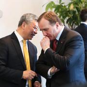 Nevs grundare Kai Johan Jiang och statminister Stefan Löfven under en pressträff på fabriken i Trollhättan 2018.