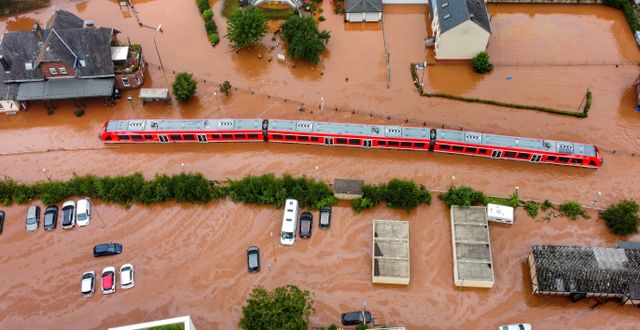 Ett tåg passerar genom översvämningarna i den tyska staden Kordel i mitten av juli. Sebastian Schmitt / TT NYHETSBYRÅN