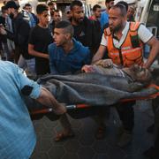 En skadad palestinsk man förs bort på bår. Bild från 6 maj.