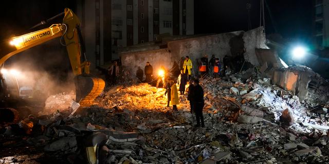 Myndigheterna vet inte hur många som kan vara fast under bråtet Khalil Hamra / AP