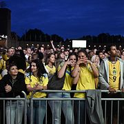 Fotbollssupportrar följer 16-delsfinalen mellan Frankrike och Sverige i fotbolls-VM på storbildsskärm på Stockholms stadion.