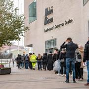 Illustrationsbild. Flera personer köar till en jobbmässa i Malmö i oktober 2021. Arbetslösheten var då 7,4 procent jämfört med dagens 6,9 procent, enligt Arbetsförmedlingen.