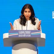 Brittiska inrikesministern Suella Braverman håller tal på Torypartiets årliga konferens. Stefan Rousseau / AP