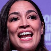 Alexandria Ocasio-Cortez på kampanjmöte