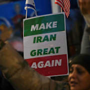 Trump/ Demonstranter utanför Irans ambassad i London. 