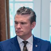 USA:s försvarsminister Pete Hegseth tillsammans med Donald Trump. 