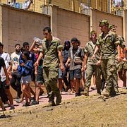 Spanska soldater eskorterar migranter från Ceuta till den marockanska gränsen den 2 augusti 2026.