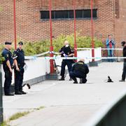 Poliser och tekniker på plats i Rosengårds centrum då en skottlossning ägde rum där under fredagen.