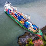 Ett 135 meter långt containerfartyg gick under torsdagsmorgonen på grund vid Trondheimsfjorden i Norge
