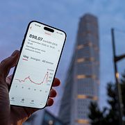 Turning Torso, tända gatlampor och en  app visar det rekordhöga elpriset på 9 kr/kWh i elprisområde 4 i Malmö för en vecka sedan.