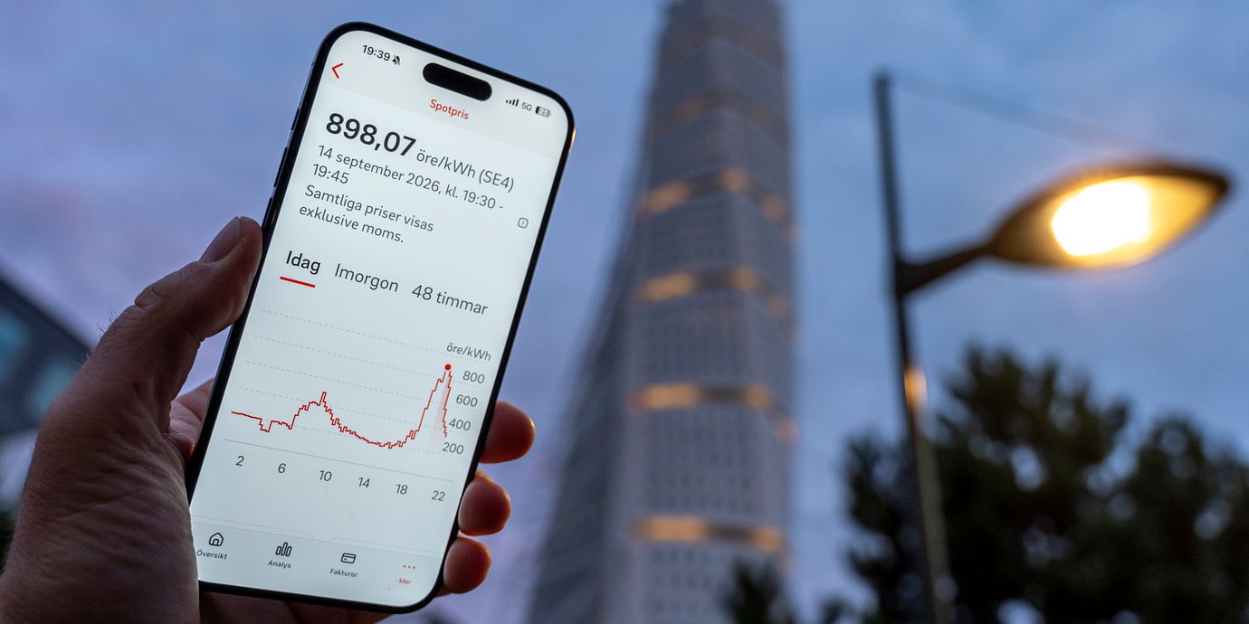 Turning Torso, tända gatlampor och en  app visar det rekordhöga elpriset på 9 kr/kWh i elprisområde 4 i Malmö för en vecka sedan.