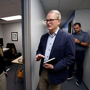 Demokraten Adam Hamilton till höger, 12 augusti.