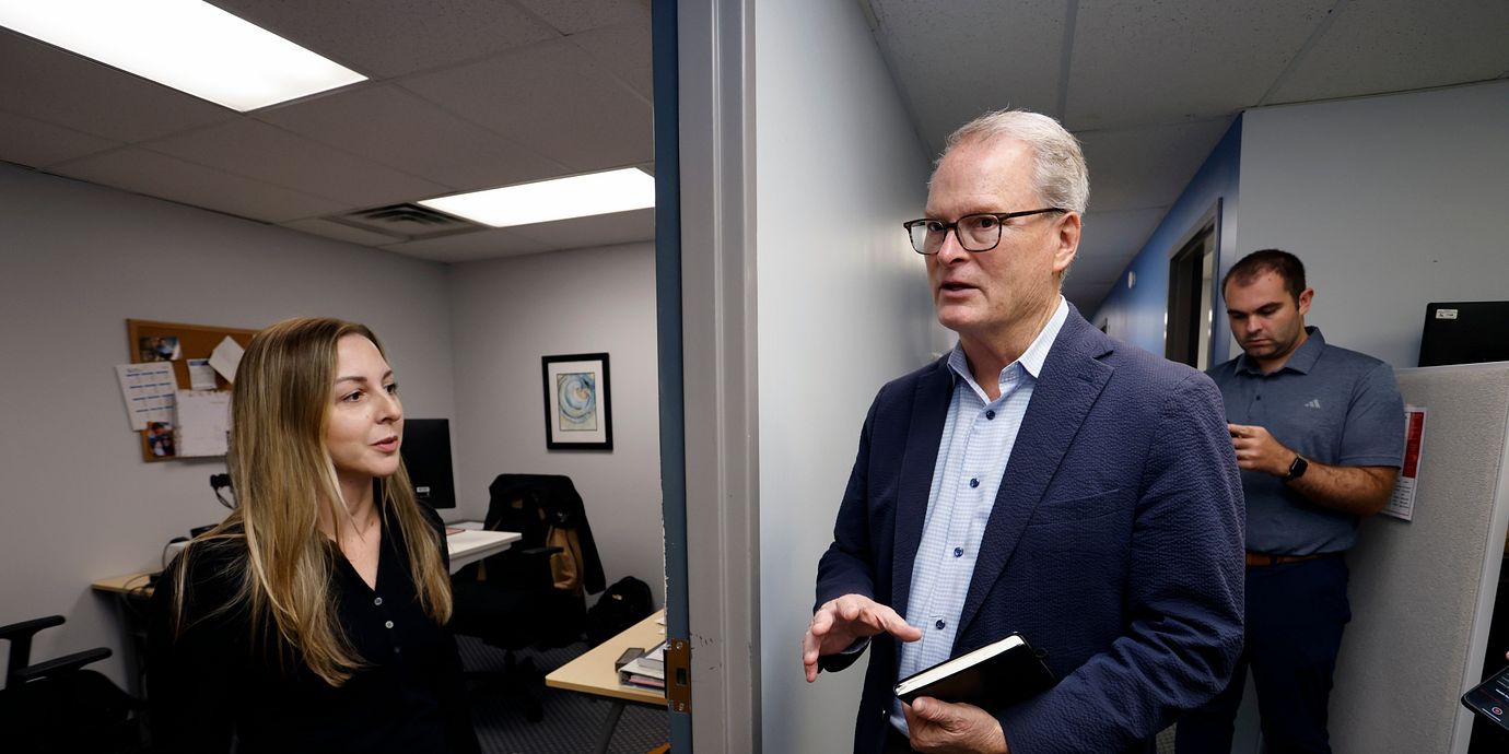 Demokraten Adam Hamilton till höger, 12 augusti.
