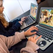Arkivbild: Två barn framför sina datorer