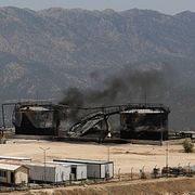 Svart rök stiger från skadade oljetankar efter drönarattacker mot ett oljefält i Sarsang-distriktet förra året.