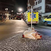 Blommor på marken nära brandplatsen.