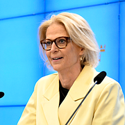 Vänster: Ett foto från statliga iranska medier som uppges visa en båt tillhörande revolutionsgardet som närmar sig fraktskeppet Epaminondas i Hormuzsundet den 21 april. Höger: Finansminister Elisabeth Svantesson (M)