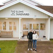 Tandläkarparet Maria och Peter Eldh framför sin mottagning i Dalarna. 