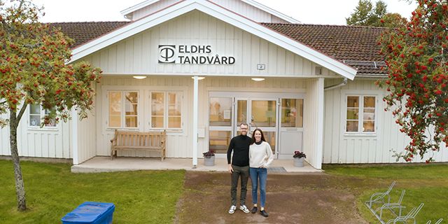 Tandläkarparet Maria och Peter Eldh framför sin mottagning i Dalarna.  