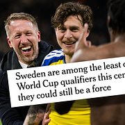 Graham Potter, Victor Nilsson Lindelöf och Anthony Elanga firar VM-avancemanget efter segern mot Polen.