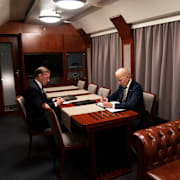 Jake Sullivan och president Joe Biden på ett tåg mot Kyiv tidigare i veckan.  Evan Vucci / AP