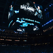 William Nylander / Börje Salming på jumbotronen.
