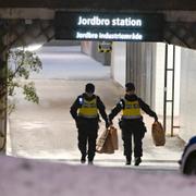 Arkivbild. Polis på plats efter en skottlossning i Jordbro söder om Stockholm.