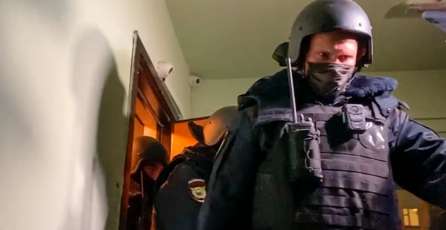 Polis vid tillslaget i Navalyjs brors lägenhet i Moskva.  Mstyslav Chernov / TT NYHETSBYRÅN