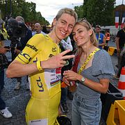 Tadej Pogacar firar med partnern Urska Zigart – även hon cykelproffs – efter den sista etappen av Tour de France på söndagen.