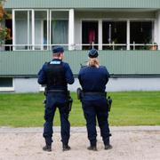 Polis på plats utanför huset där en ambulanssjukvårdare blev dödad i tjänsten.