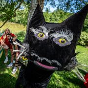 Sommarskuggan framför  programledarna Ellen Särnevång, Malin Olsson, Ken Gerhardsson, Lizette Edfeldt och Haider el Timimi.