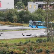  E6 vid Stenungsund är avstängd i båda riktningarna efter att ihållande regn har orsakat ett stort slukhål som flera bilar och en buss åkt ned i. Tre personer uppges vara skadade. 