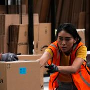 Arbetare packar varor på Amazons lager i Tepotzotlan i Mexiko. 
