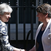 Premiärminister Theresa May skakar hand med DUP-ledaren Arlene Foster. 