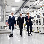 Apples Tim Cook och Sabih Khan tog emot USA:s handelsminister Howard Lutnick på en rundvandring i Apples anläggning i Houston i torsdags.