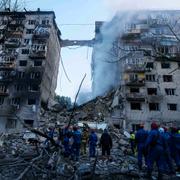 Räddningsarbetare efter ett ryskt angrepp mot Kyiv, 17 juni 2025. 