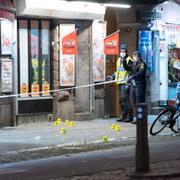 Polisens kriminaltekniker säkrar spår efter en skottlossningen