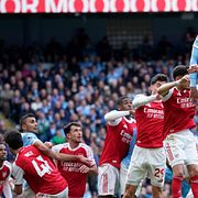 Manchester Citys Erling Haaland försöker nå högst på en hörna mot ett kompakt Arsenalförsvar. En bild som på många sätt är talande för årets Premier League-säsong.