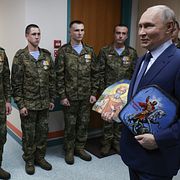 Ryske presidenten Vladimir Putin mötte skadade soldater förra året.