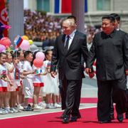 Putin och Kim på röda mattan i Pyongyang.