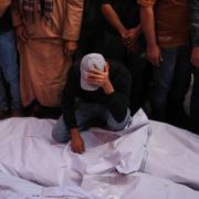 Palestinier sörjer sina döda i Deir al-Balah, Gaza. 20 maj 2025. 