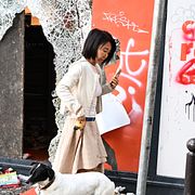 En sönderslagen butik i Paris, en av många som förstördes och plundrades.